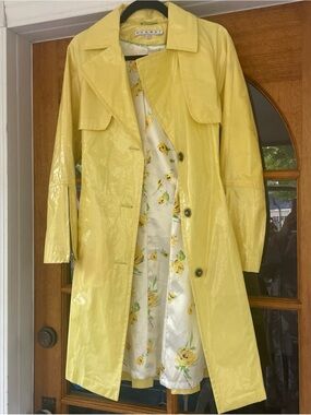 Runway Connection Women’s Butter Yellow Patent Faux Leather Raincoat Size XS